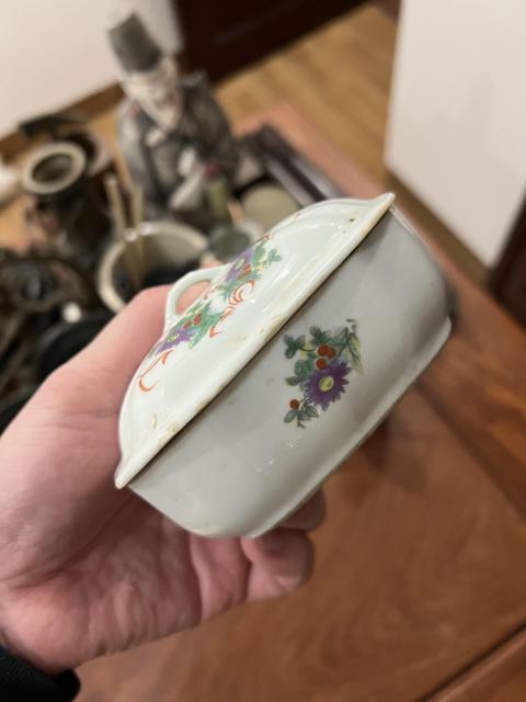 古玩陶瓷民國花卉紋蓋盒拍賣，當前價格299元