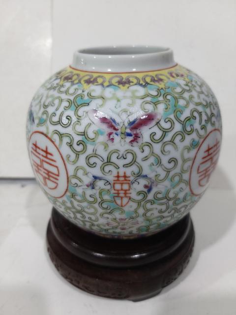 古玩陶瓷出口創(chuàng)匯期花蝶吉語紋粉彩罐拍賣,當(dāng)前價(jià)格368元