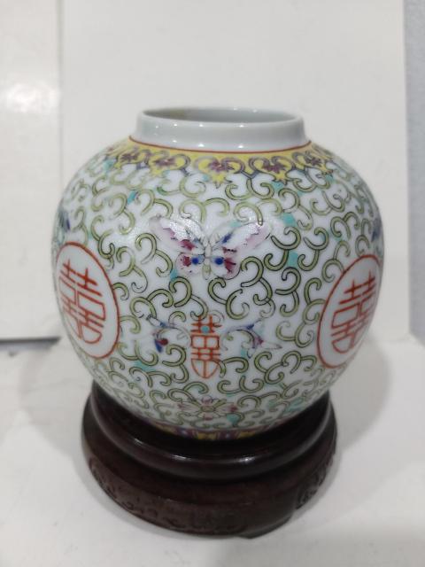 古玩陶瓷出口創(chuàng)匯期花蝶吉語紋粉彩罐拍賣,當(dāng)前價(jià)格368元