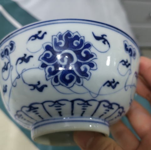 古玩陶瓷清光緒官窯青花纏枝蓮紋碗拍賣，當前價格16000元