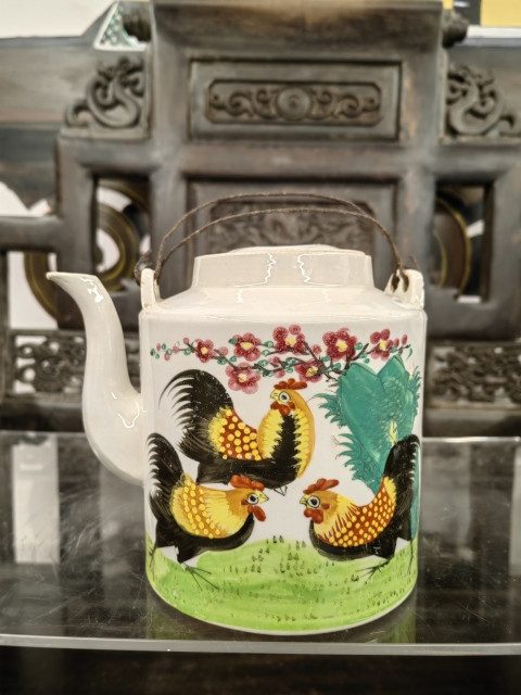 古玩陶瓷民國(guó)粉彩雄雞圖壺拍賣,當(dāng)前價(jià)格4500元