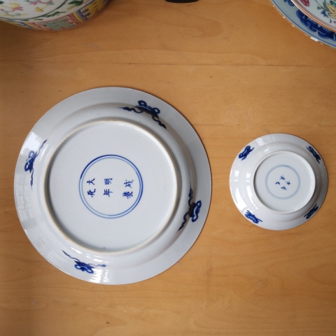 古玩陶瓷康熙雙藍(lán)圈成化年制款三娘教子圖青花盤(pán)拍賣,當(dāng)前價(jià)格1888元
