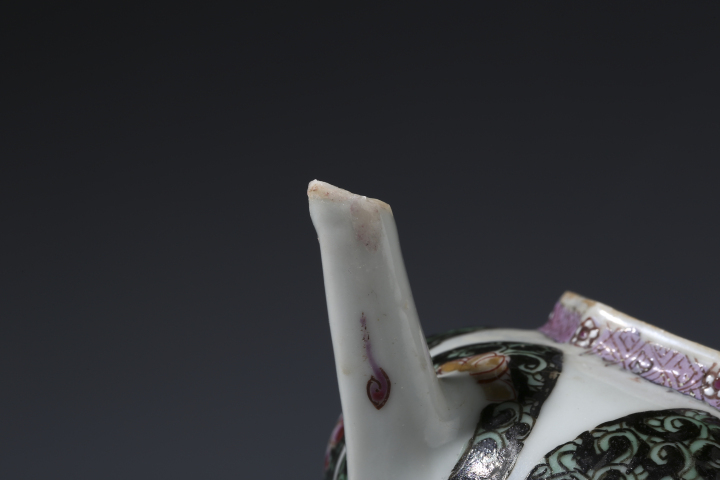 古玩陶瓷清雍正·粉彩蓮花紋茶壺拍賣，當(dāng)前價(jià)格4000元