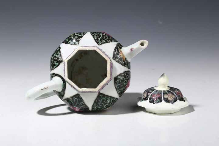 古玩陶瓷清雍正·粉彩蓮花紋茶壺拍賣，當(dāng)前價(jià)格4000元