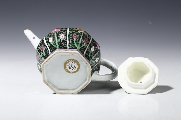 古玩陶瓷清雍正·粉彩蓮花紋茶壺拍賣，當(dāng)前價(jià)格4000元