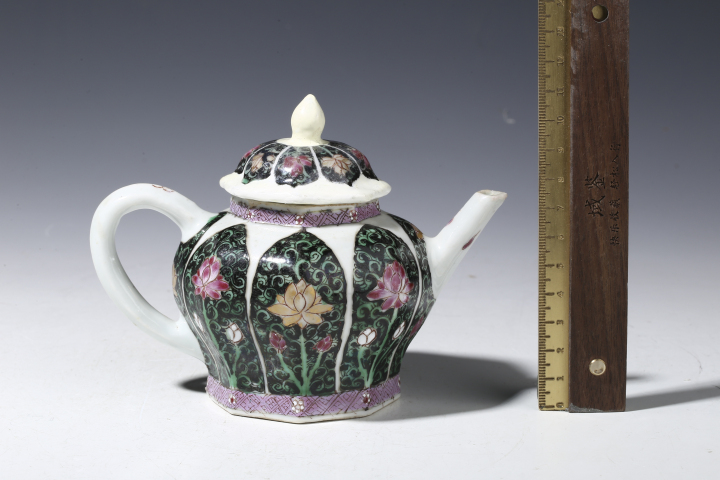古玩陶瓷清雍正·粉彩蓮花紋茶壺拍賣，當(dāng)前價(jià)格4000元