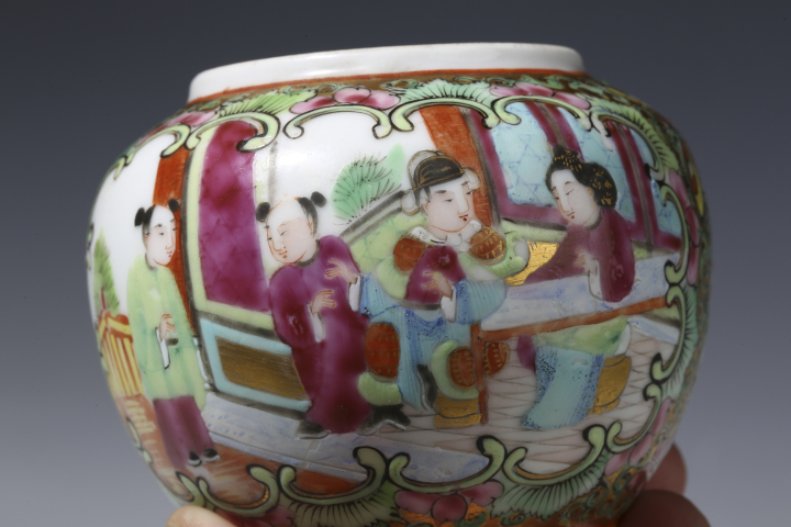 古玩陶瓷【精品·清晚期】廣彩·金地開窗花鳥人物紋小蓋罐拍賣,當前價格2000元
