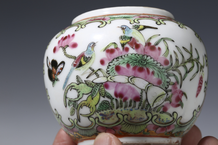 古玩陶瓷【精品·清晚期】廣彩·金地開窗花鳥人物紋小蓋罐拍賣,當前價格2000元