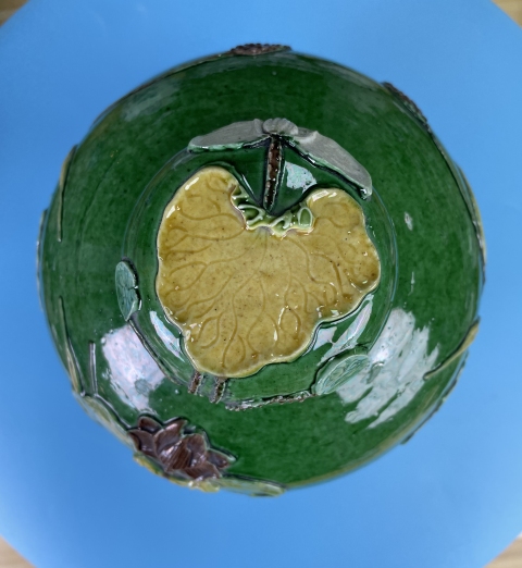 古玩陶瓷清晚期 極品素三彩堆塑一路連科紋大蓋罐拍賣，當前價格4500元