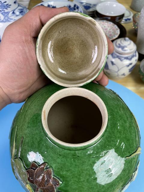 古玩陶瓷清晚期 極品素三彩堆塑一路連科紋大蓋罐拍賣，當前價格4500元
