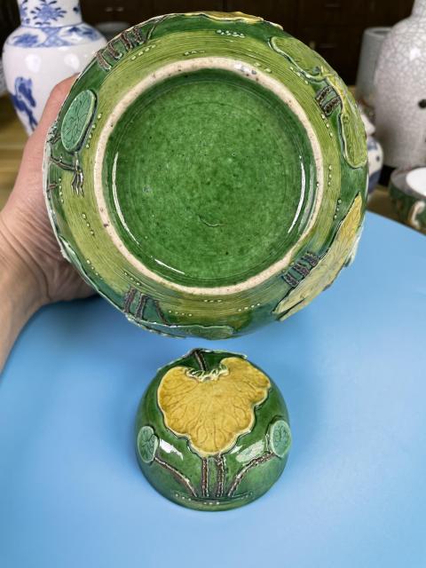 古玩陶瓷清晚期 極品素三彩堆塑一路連科紋大蓋罐拍賣，當前價格4500元