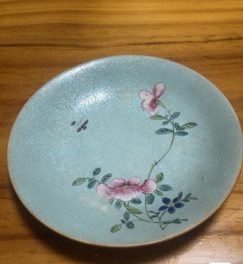 古玩陶瓷乾隆本朝二級(jí)官窯款粉彩軋道花卉紋盤拍賣，當(dāng)前價(jià)格4000元