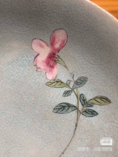 古玩陶瓷乾隆本朝二級(jí)官窯款粉彩軋道花卉紋盤拍賣，當(dāng)前價(jià)格4000元