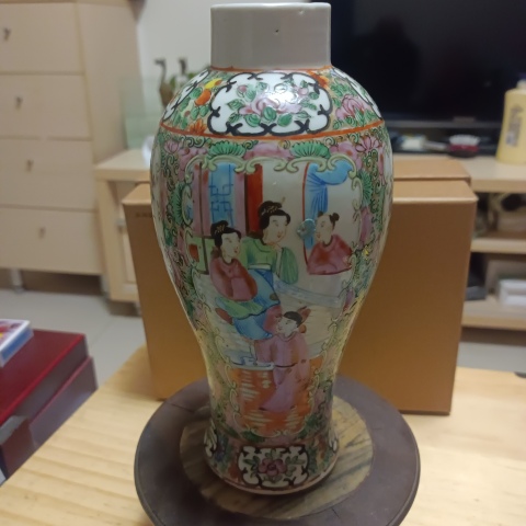 古玩陶瓷晚清人物花鳥蝶紋廣彩瓶拍賣，當前價格3280元