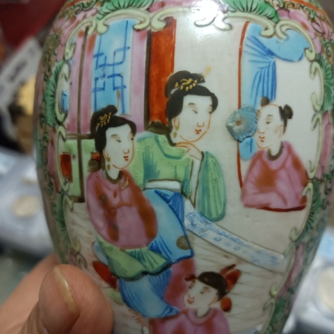 古玩陶瓷晚清人物花鳥蝶紋廣彩瓶拍賣，當前價格3280元