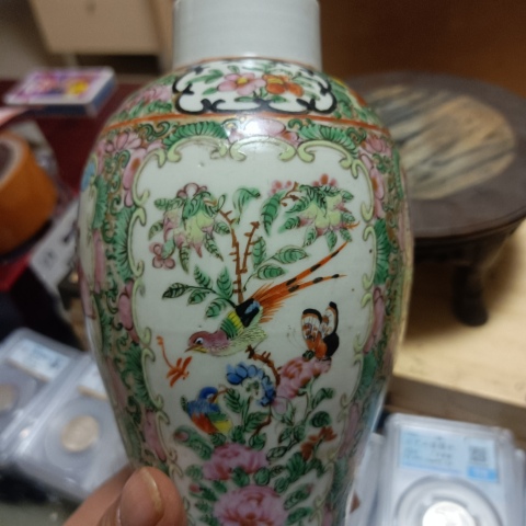 古玩陶瓷晚清人物花鳥蝶紋廣彩瓶拍賣，當前價格3280元