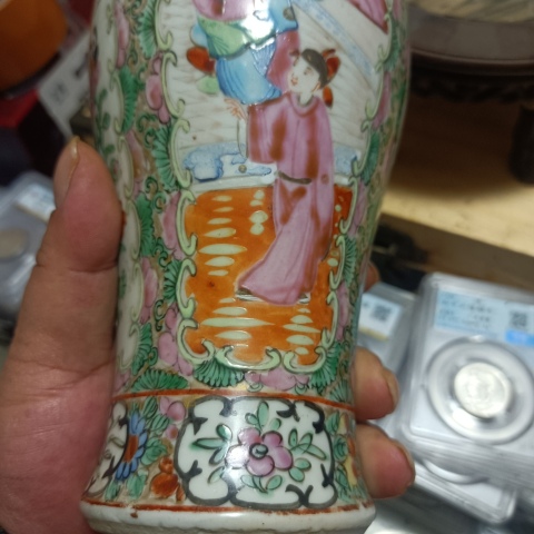 古玩陶瓷晚清人物花鳥蝶紋廣彩瓶拍賣，當前價格3280元