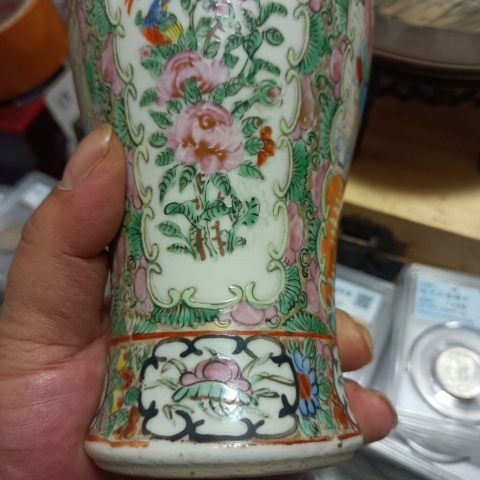 古玩陶瓷晚清人物花鳥蝶紋廣彩瓶拍賣，當前價格3280元