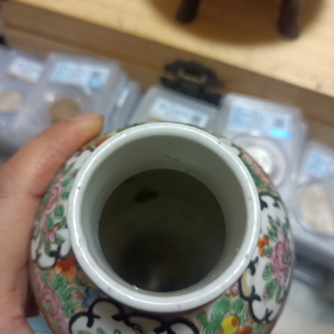 古玩陶瓷晚清人物花鳥蝶紋廣彩瓶拍賣，當前價格3280元
