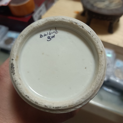 古玩陶瓷晚清人物花鳥蝶紋廣彩瓶拍賣，當前價格3280元