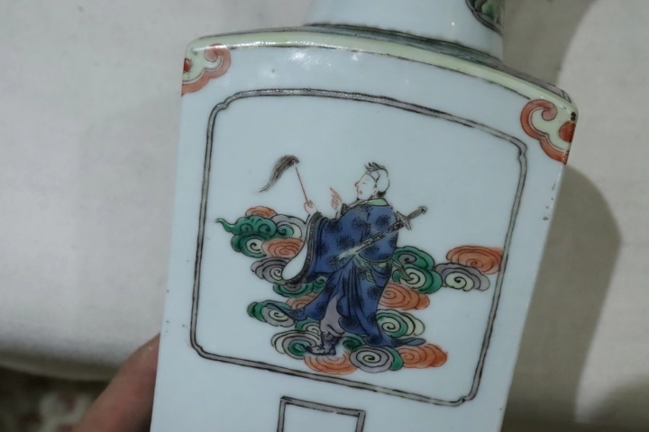 古玩陶瓷晚清四方五彩八仙人物瓶拍賣,當前價格18800元