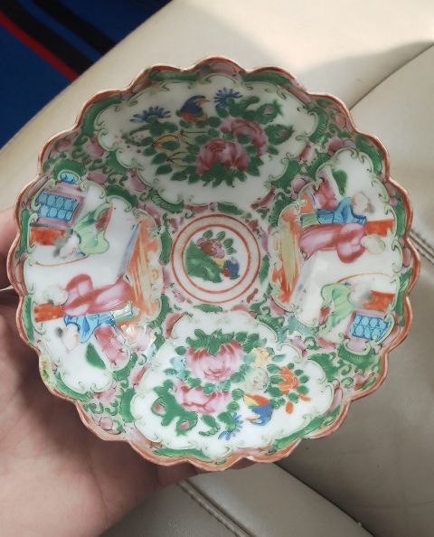 古玩陶瓷晚清人物花鳥蝶紋廣彩花口碗拍賣，當前價格680元
