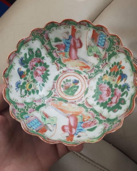 古玩陶瓷晚清人物花鳥蝶紋廣彩花口碗拍賣，當前價格680元