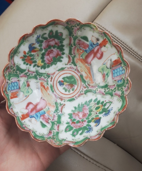 古玩陶瓷晚清人物花鳥蝶紋廣彩花口碗拍賣，當前價格680元