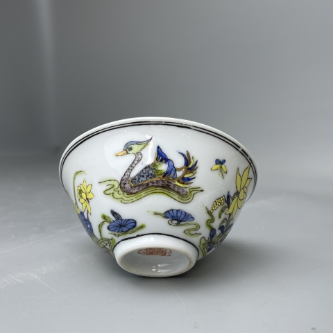 古玩陶瓷上世紀中期荷塘鴛鴦清趣圖描金彩繪碗拍賣，當前價格700元