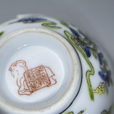 古玩陶瓷上世紀中期荷塘鴛鴦清趣圖描金彩繪碗拍賣，當前價格700元