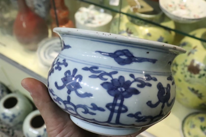 古玩陶瓷清早花間雜寶紋青花圈足缽式香爐拍賣,當前價格9800元