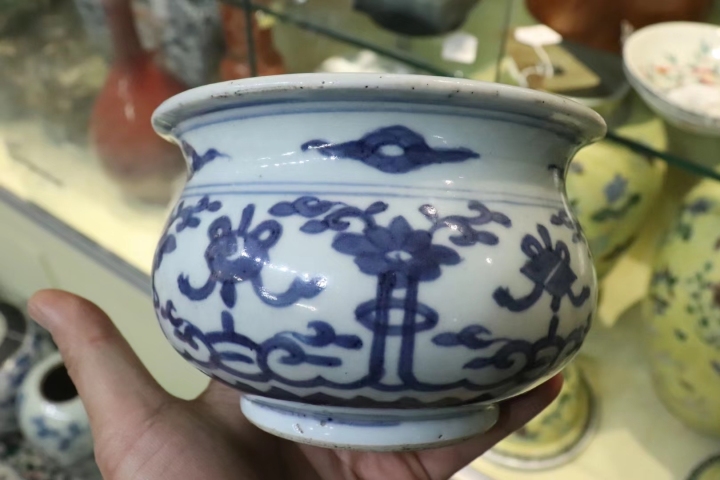 古玩陶瓷清早花間雜寶紋青花圈足缽式香爐拍賣,當前價格9800元