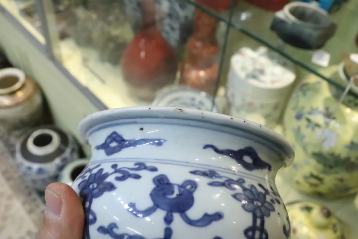 古玩陶瓷清早花間雜寶紋青花圈足缽式香爐拍賣,當前價格9800元