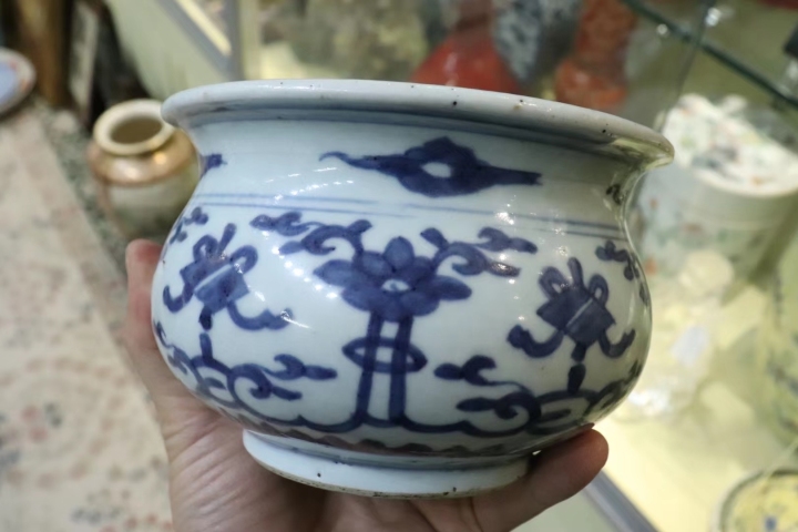 古玩陶瓷清早花間雜寶紋青花圈足缽式香爐拍賣,當前價格9800元