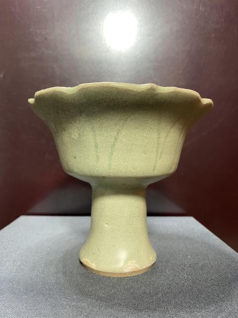 古玩陶瓷龍泉窯迎蓮刻花花口大型高足杯（館藏級精品）拍賣，當前價格16800元