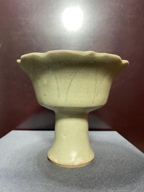 古玩陶瓷龍泉窯迎蓮刻花花口大型高足杯（館藏級精品）拍賣，當前價格16800元