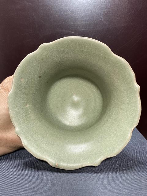 古玩陶瓷龍泉窯迎蓮刻花花口大型高足杯（館藏級精品）拍賣，當前價格16800元