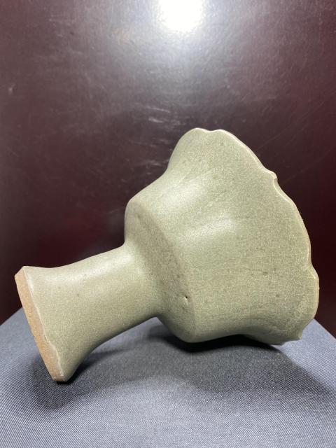 古玩陶瓷龍泉窯迎蓮刻花花口大型高足杯（館藏級精品）拍賣，當前價格16800元