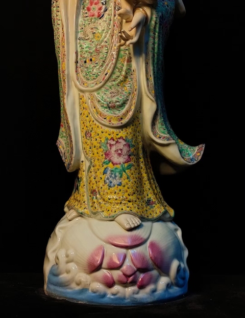 古玩陶瓷民國(guó)晚期至出口創(chuàng)匯送子觀音粉彩瓷塑拍賣，當(dāng)前價(jià)格189650元