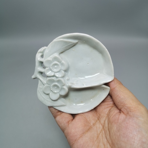 古玩陶瓷清末民初 壽桃形梅花紋白釉 三足筆舔 文房用品拍賣，當前價格299元