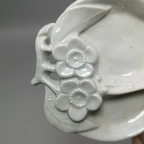 古玩陶瓷清末民初 壽桃形梅花紋白釉 三足筆舔 文房用品拍賣，當前價格299元