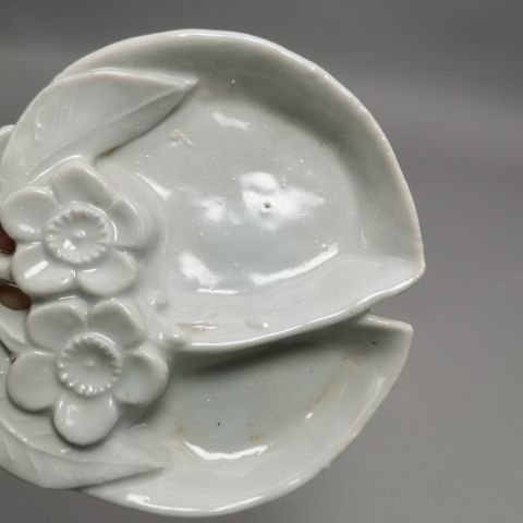 古玩陶瓷清末民初 壽桃形梅花紋白釉 三足筆舔 文房用品拍賣，當前價格299元