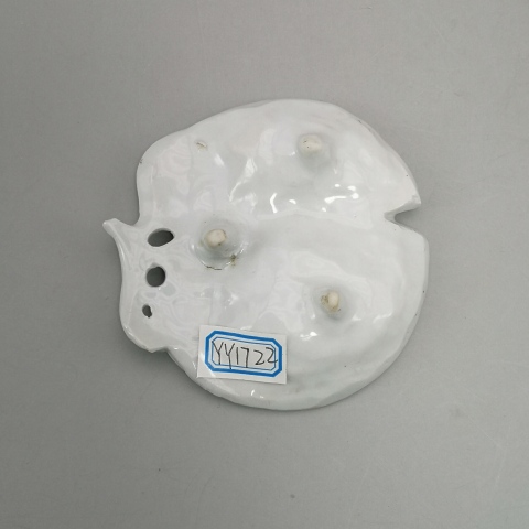 古玩陶瓷清末民初 壽桃形梅花紋白釉 三足筆舔 文房用品拍賣，當前價格299元