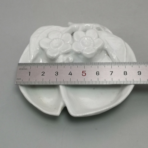 古玩陶瓷清末民初 壽桃形梅花紋白釉 三足筆舔 文房用品拍賣，當前價格299元