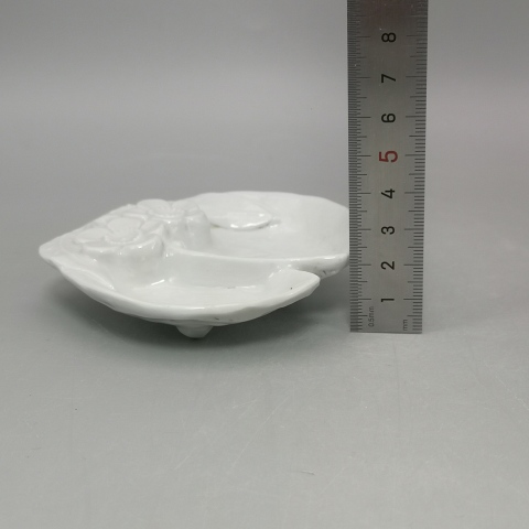 古玩陶瓷清末民初 壽桃形梅花紋白釉 三足筆舔 文房用品拍賣，當前價格299元