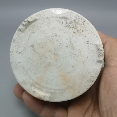 古玩陶瓷清末民初 德化窯貼塑壽字吉語紋三足筒式爐拍賣，當(dāng)前價格500元