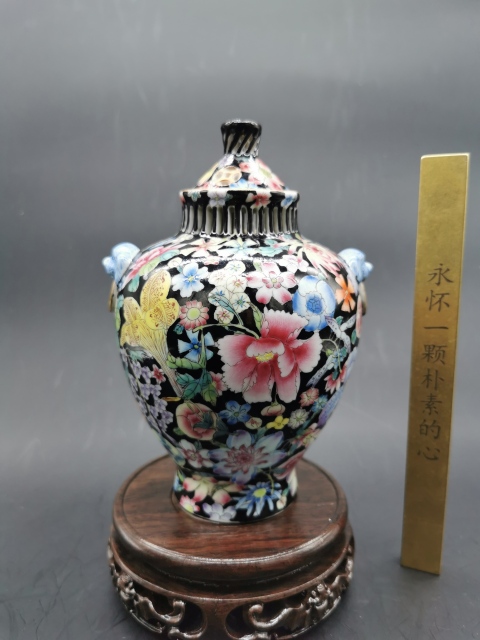 域鉴古玩】粉彩百花不露地双狮耳盖罐拍卖价格/图片/值多少钱