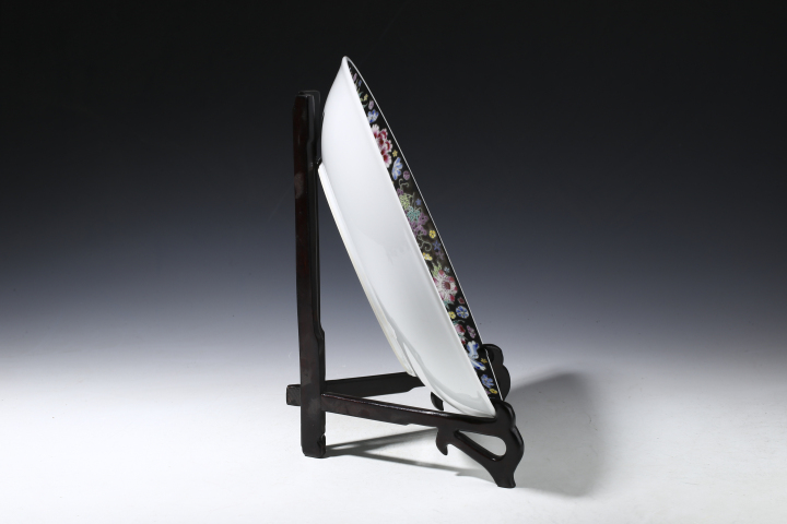 古玩陶瓷民國解放初·墨地粉彩百花不落地紋大盤（優品）拍賣，當前價格1860元