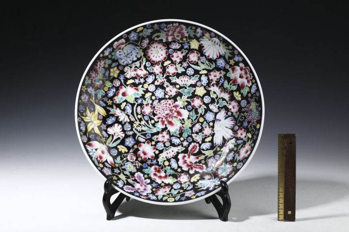 古玩陶瓷民國解放初·墨地粉彩百花不落地紋大盤（優品）拍賣，當前價格1860元