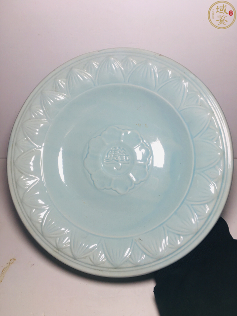 古玩陶瓷粉青釉蓮瓣團花紋折腰大盤拍賣,當前價格0元